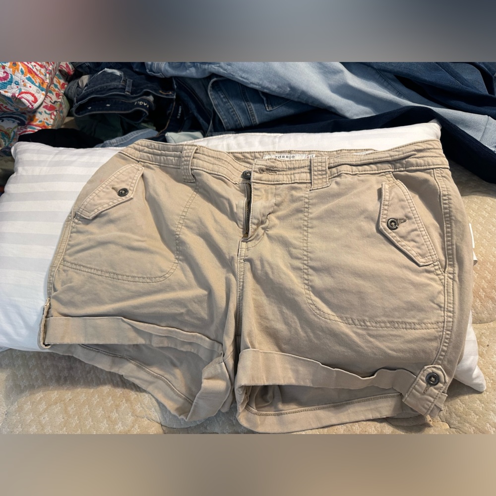 Torrid Military Twill Tan color 3.5” Shorts size 20 EUC.